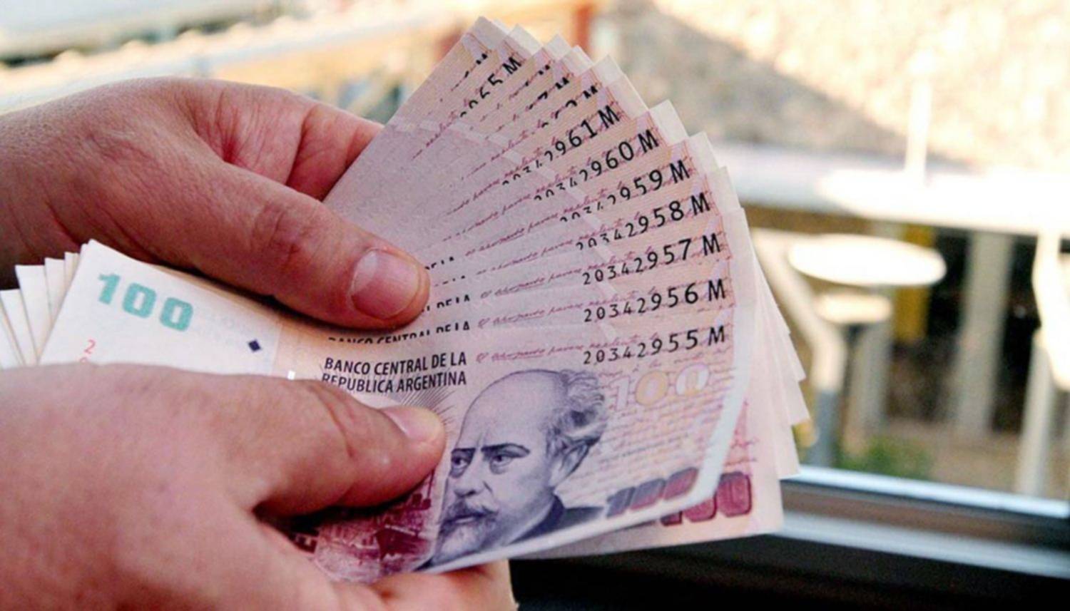 Caputo admitió la aceleración de la inflación: "No podemos forzar a los argentinos a tener pesos"