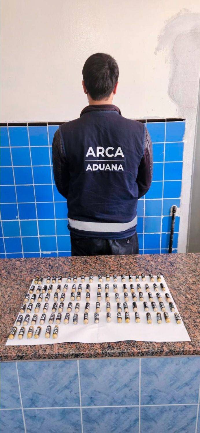 Descubren a dos "mulas" que intentaban ingresar al país con 200 cápsulas de cocaína ingeridas