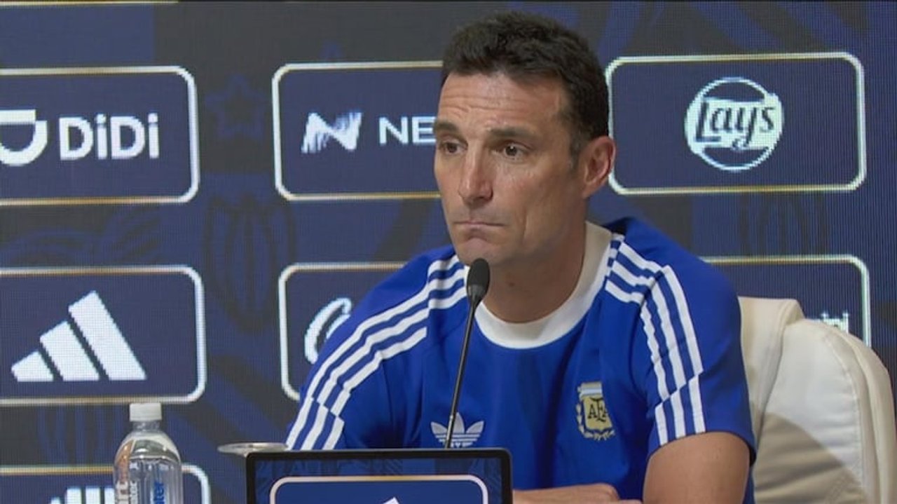 Scaloni encendió la alarma: puso en duda la presencia de Messi en el Mundial y habló de Mastantuono