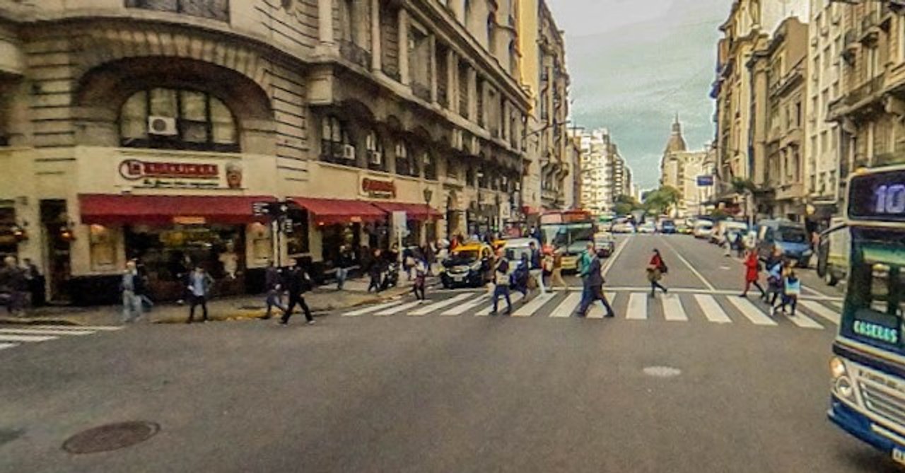 Una mujer fue atropellada por un camión y sufrió un paro cardiorrespiratorio