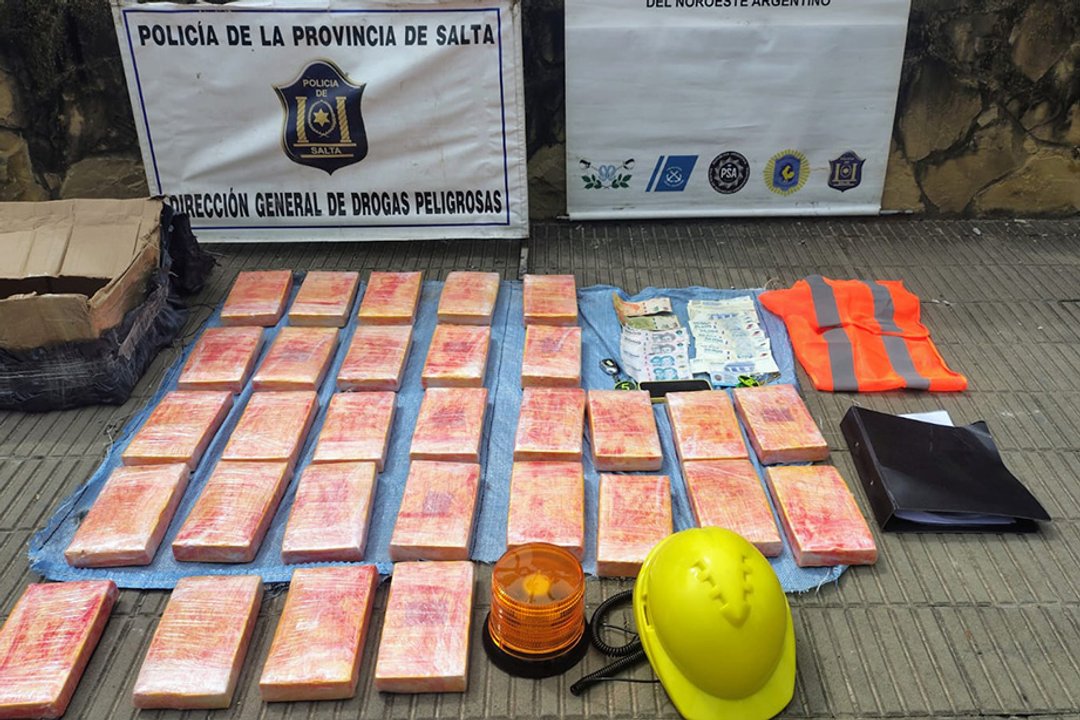 Chocaron, les incautaron 32 kilos de cocaína, la recuperaron, volvieron a chocar y están detenidos