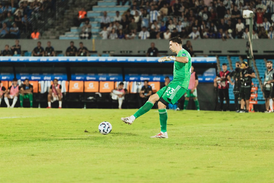 El "Dibu" Martínez, la figura argentina en un partido con poco brillo ante Mauritania