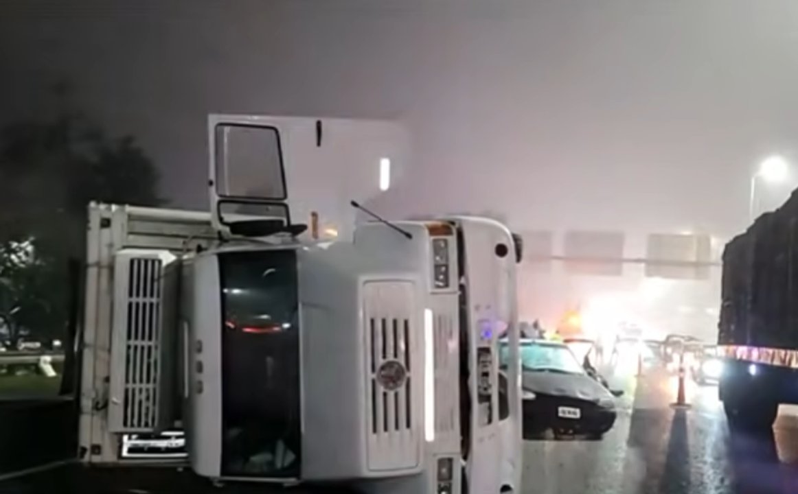Choque en Autopista Riccheri: volcó un camión y hay tres carriles reducidos