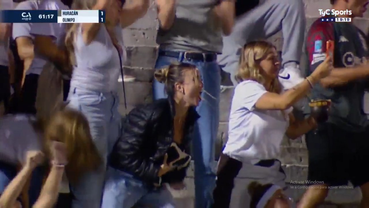 Hizo el gol Blondel y el director de la transmisión enfocó a Morena Beltrán que estaba festejando en la tribuna