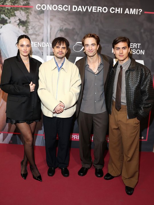 “Un domingo diferente”: Oriana Sabatini y Paulo Dybala posaron junto a Robert Pattinson