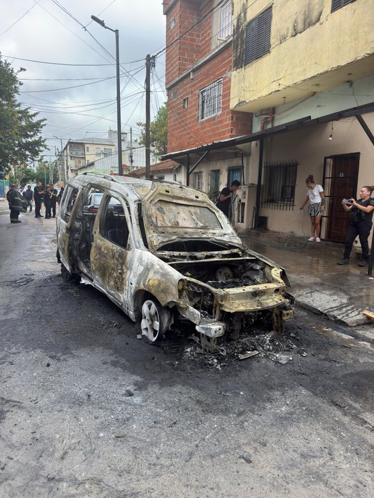 Se incendió un vehículo utilitario en Villa Soldati y el conductor sufrió quemaduras