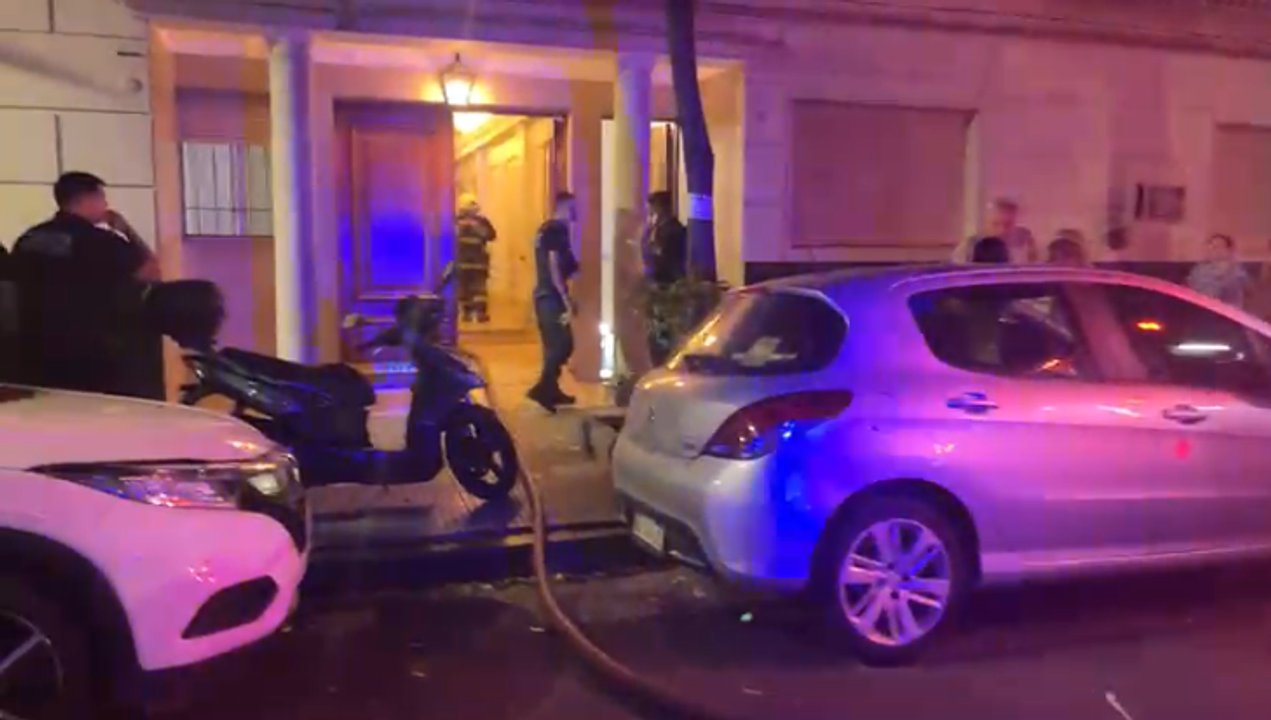 Incendio en Palermo: evacúan un edificio y asisten a dos policías por inhalación de humo