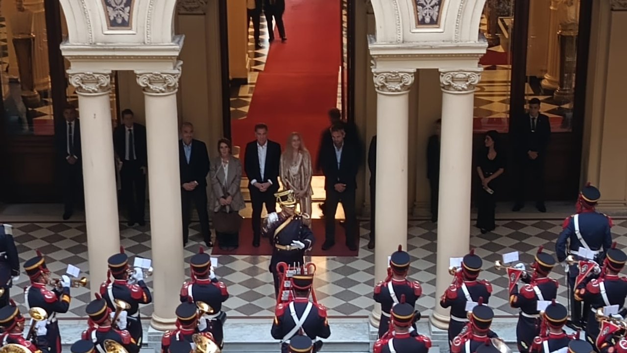 Indignante: Milei puso a los Granaderos a tocar ABBA en Casa Rosada por el cumpleaños de Karina