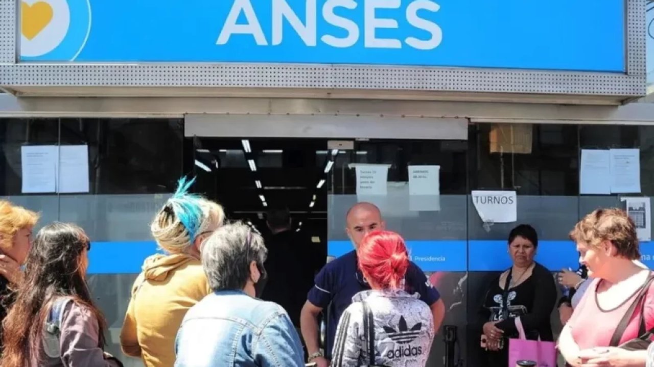 Qué jubilados de ANSES dejan de cobrar el bono de $70.000 en abril 2026