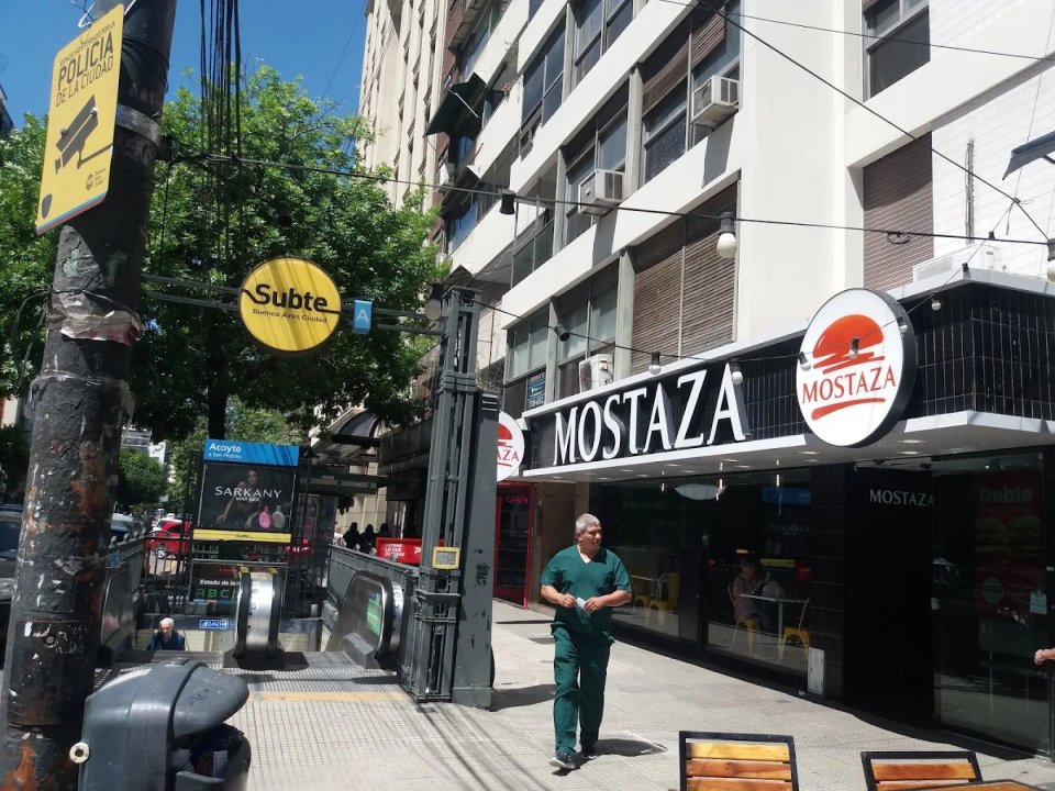Se cayó una mampostería dentro de un local de comida rápida en Caballito