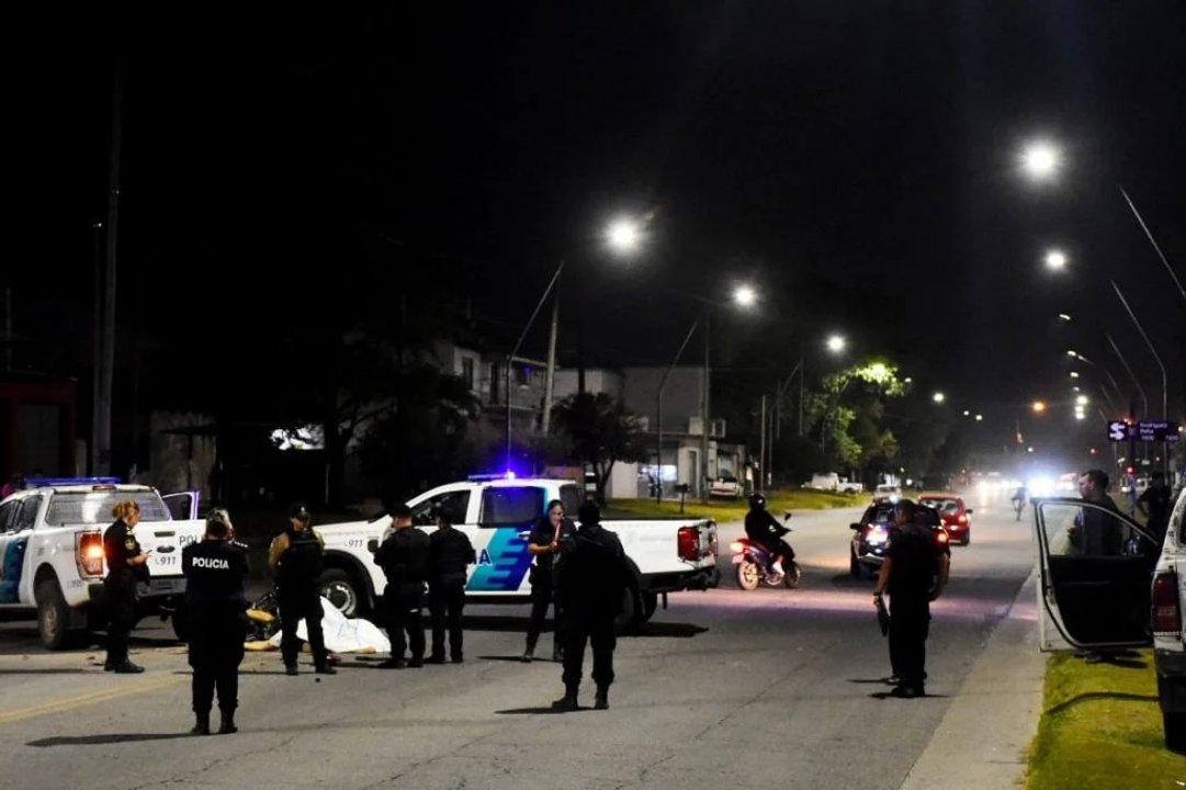 Fatal choque en Mar del Plata: un motociclista murió al impactar contra un patrullero que cortaba la calle