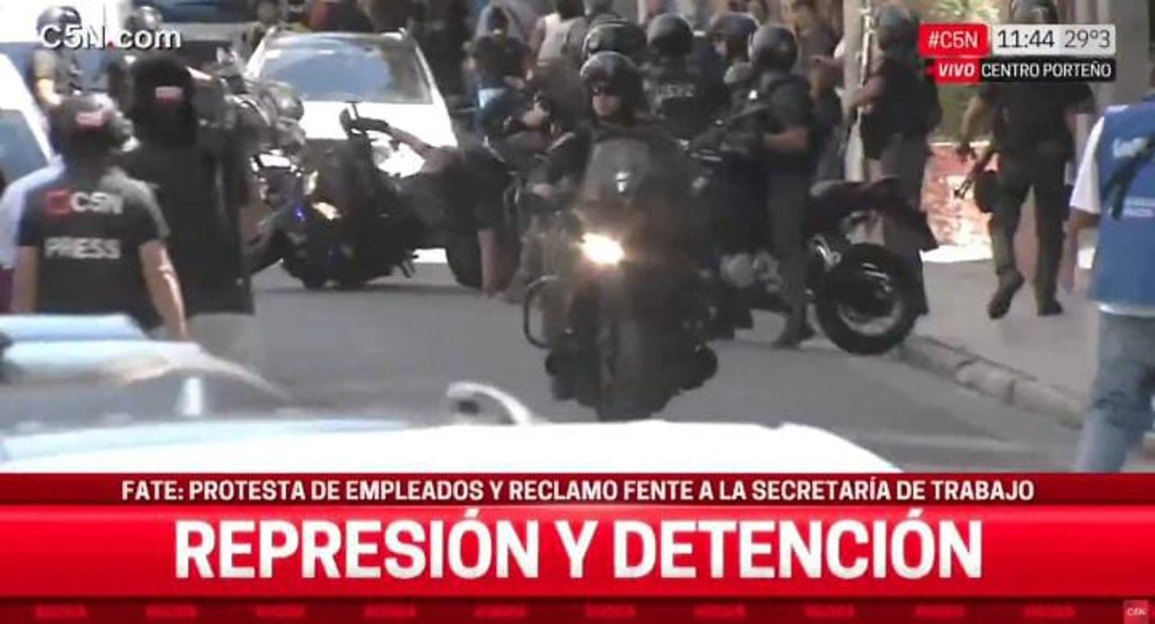 Video viral: un policía se cayó de la moto en plena represión y en C5N lo tildaron de “papelonesco”