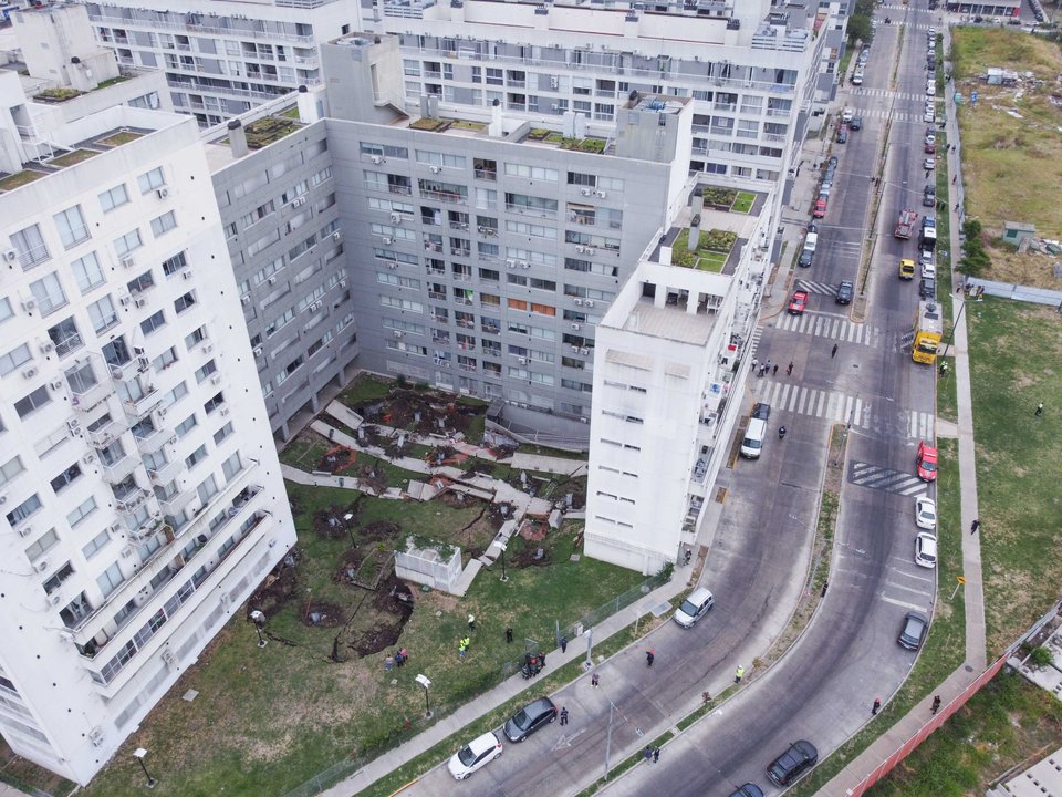 “El sueño de mi casa está ahí adentro”: el calvario de los damnificados del derrumbe por no volver a sus hogares