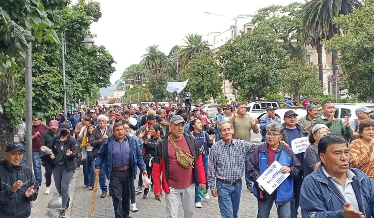 Las imágenes del levantamiento policial en Jujuy frente a la Casa de Gobierno de Carlos Sadir