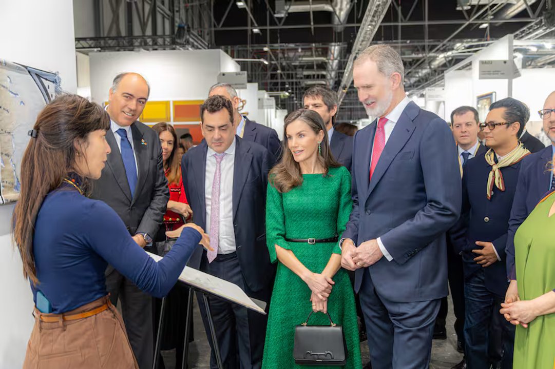 Los reyes de España visitaron ARCO Madrid y se interesaron por la obra de una artista argentina