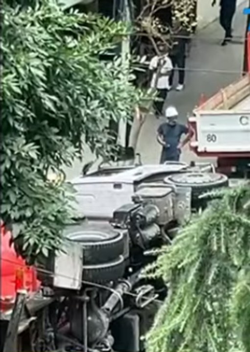 Choque y vuelco de un camión en Villa Urquiza: el conductor resultó herido