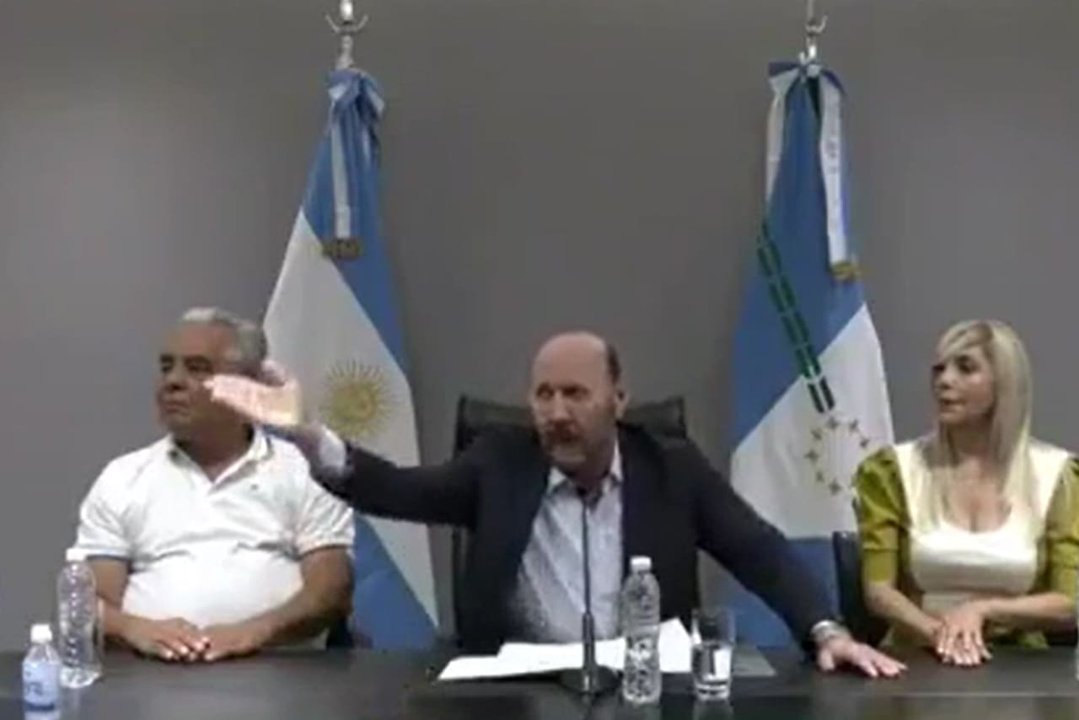 Picantisímo cruce: Gildo Insfrán explotó y le dijo “libertario ensobrado” a un periodista en plena conferencia