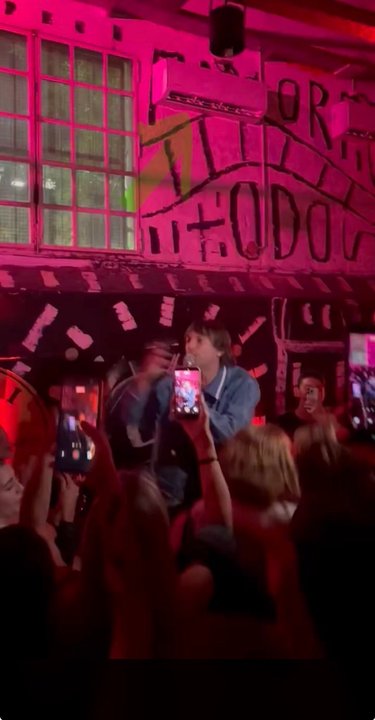 Una banda empezó a tocar un tema de Turf en un bar y Joaquín Levinton apareció de la nada para cantarlo