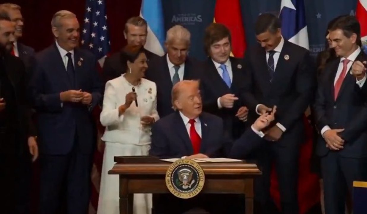 Javier Milei se mostró desesperado por conseguir una lapicera que había tocado Trump