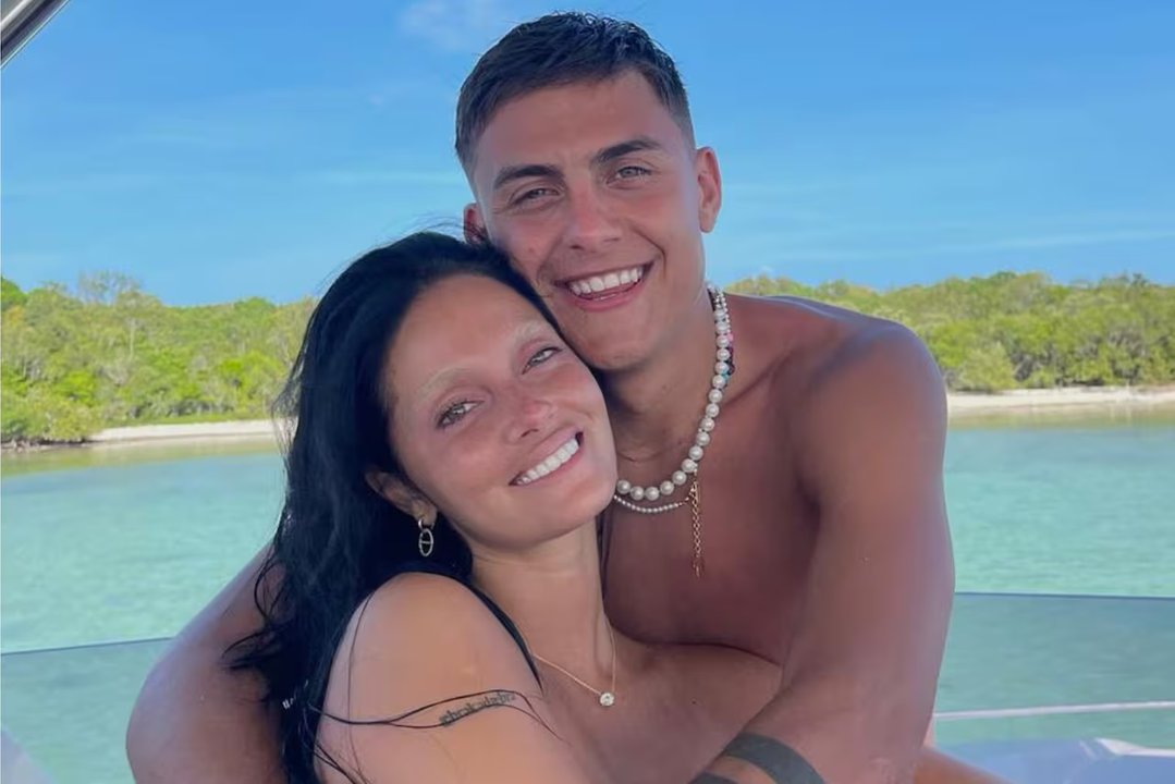 Paulo Dybala presumió a su bebé Gia con un guiño a Bad Bunny: “Un aplauso"