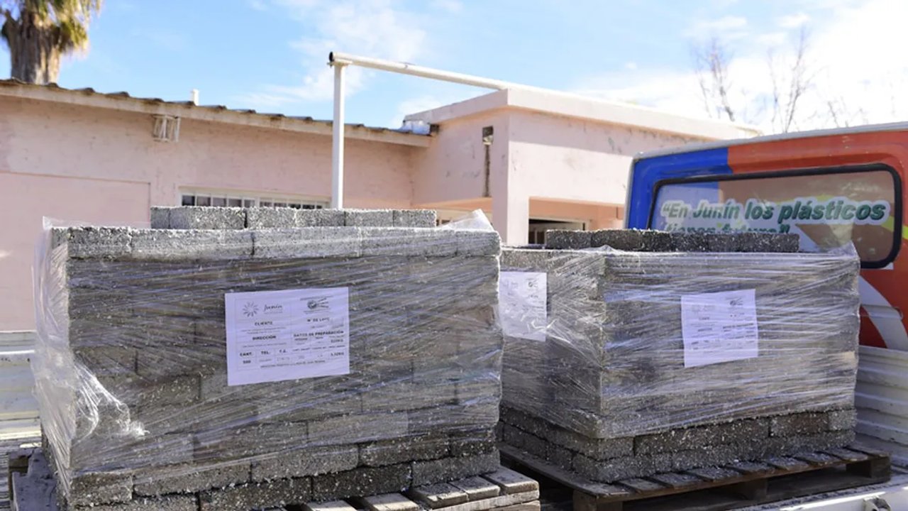 Esta planta de reciclaje en Junín transforma plásticos en viviendas: cómo lo realizan