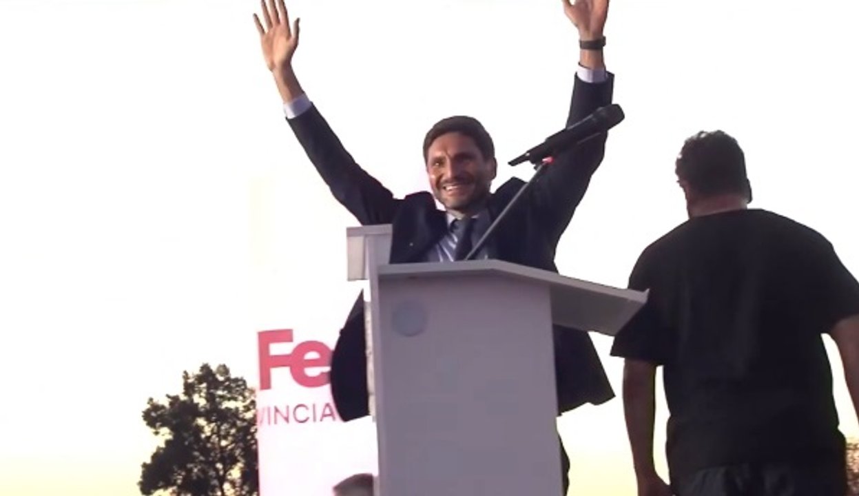El gobernador de Santa Fe fue recibido en un acto con el grito “Pullaro mentiroso” y se burló de los manifestantes