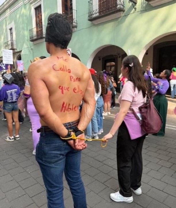 Fue disfrazado al Día de la Mujer con un mensaje feminista pero apareció su ex y lo escrachó