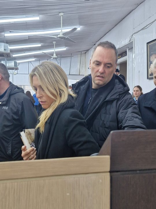 “Casta": explotaron las redes por la foto de la esposa de Adorni viajando con la comitiva de Milei