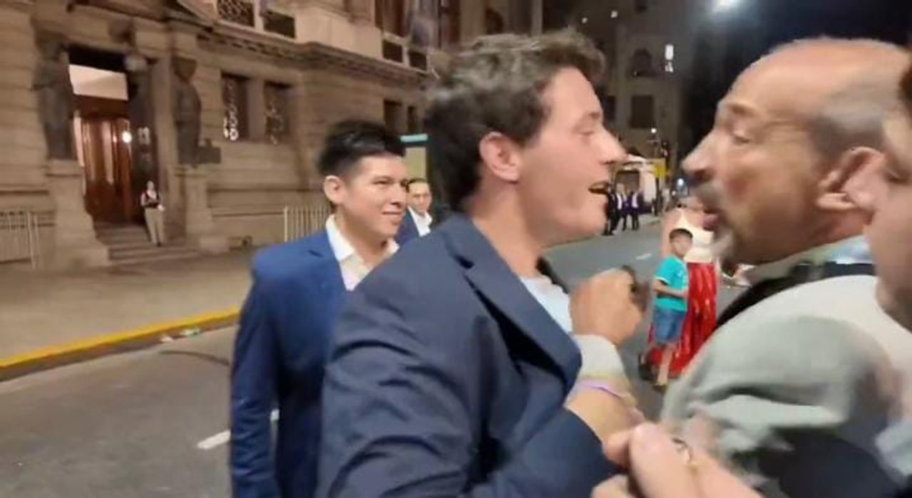 “¿Qué te pasa, pelotudo?”: gritos y empujones entre el periodista Fabián Waldman y un grupo libertario en plena cobertura