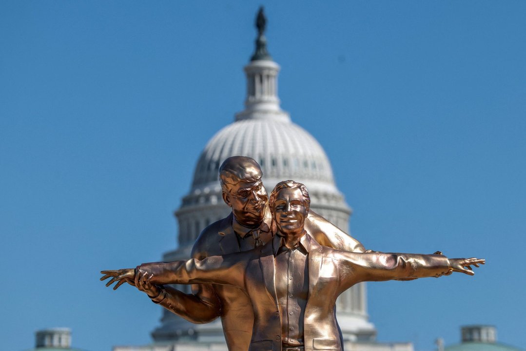 Increíbles imágenes: la insólita estatua de Donald Trump y Jeffrey Epstein en pose de Titanic que apareció en Washington
