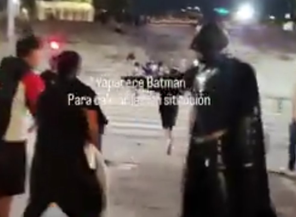 Sólo en Argentina: jóvenes se agarraron a piñas en Puerto Madero y Batman llegó para neutralizar la situación
