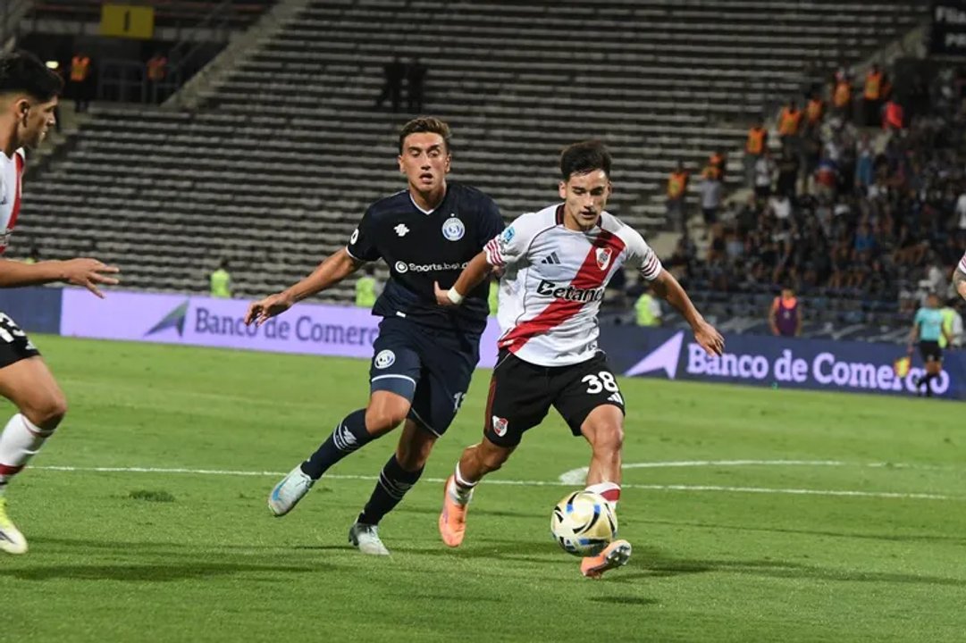 Un penal y offside en el gol de Independiente Rivadavia: los reclamos de los hinchas de River tras el empate