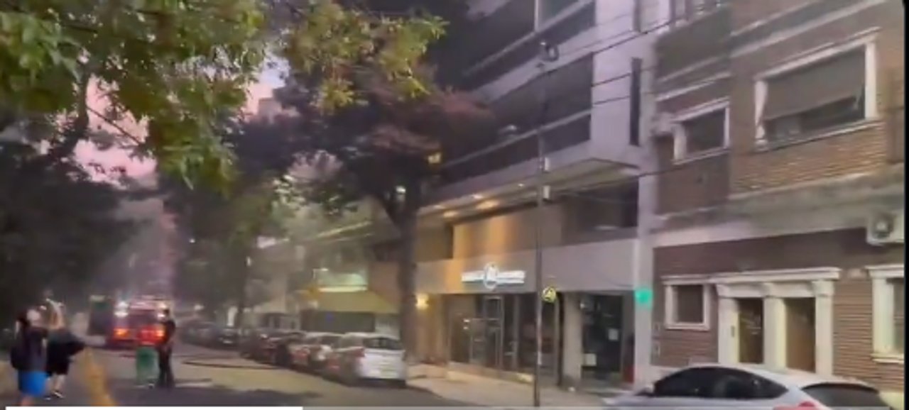 Incendio en un edificio de Belgrano: hay dos personas atrapadas