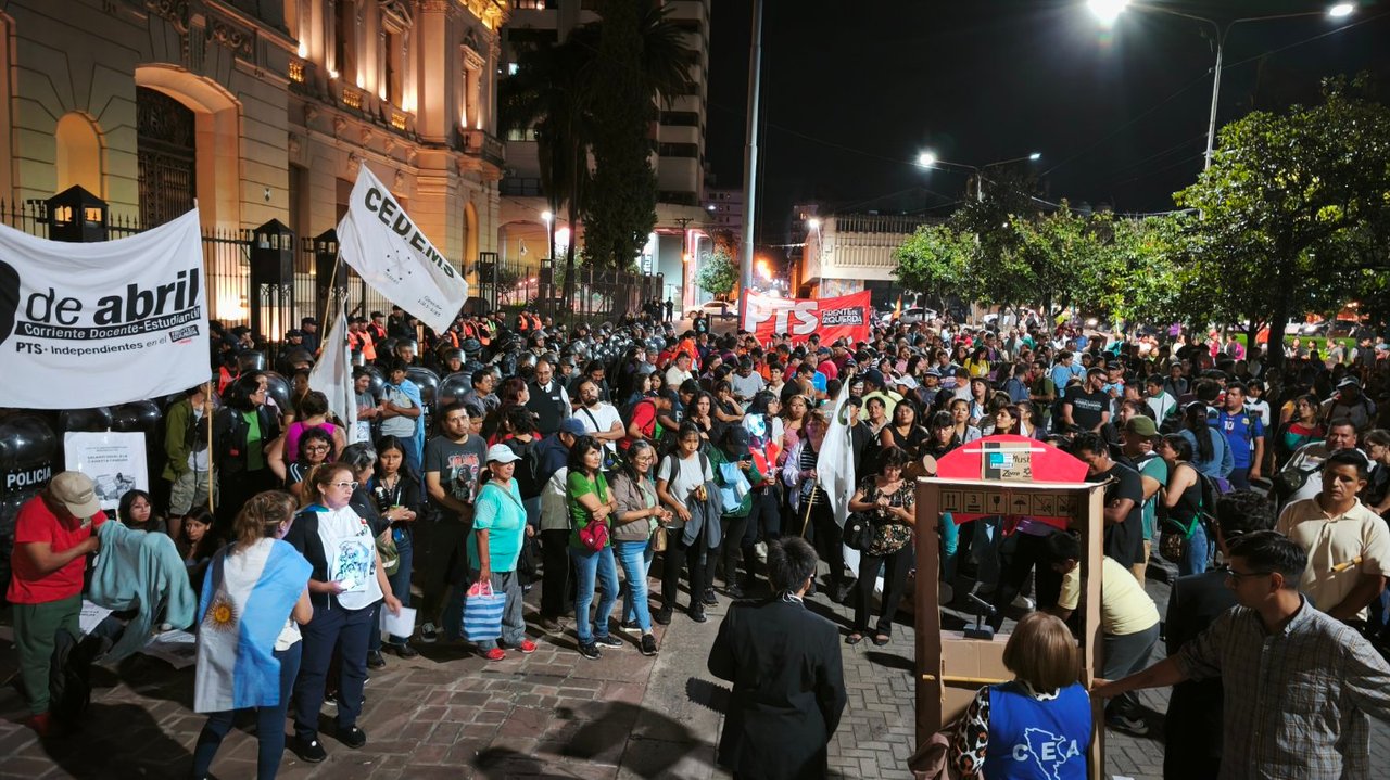 Córdoba arde: docentes desbordaron la protesta y corrieron a la Policía por salarios de miseria