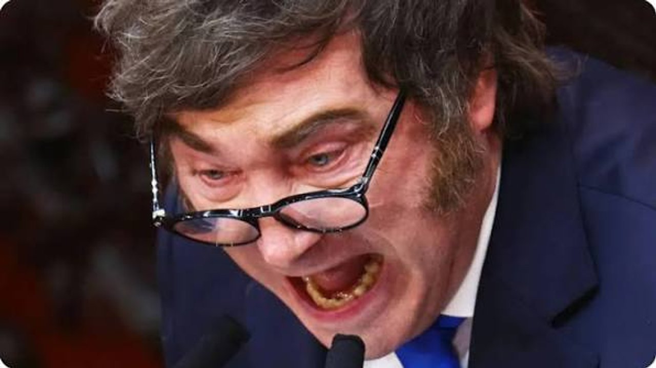 Acorralado y nervioso por el caso $LIBRA, Milei acusó a Clarín de agitar “una campaña sucia” por “pauta y poder”