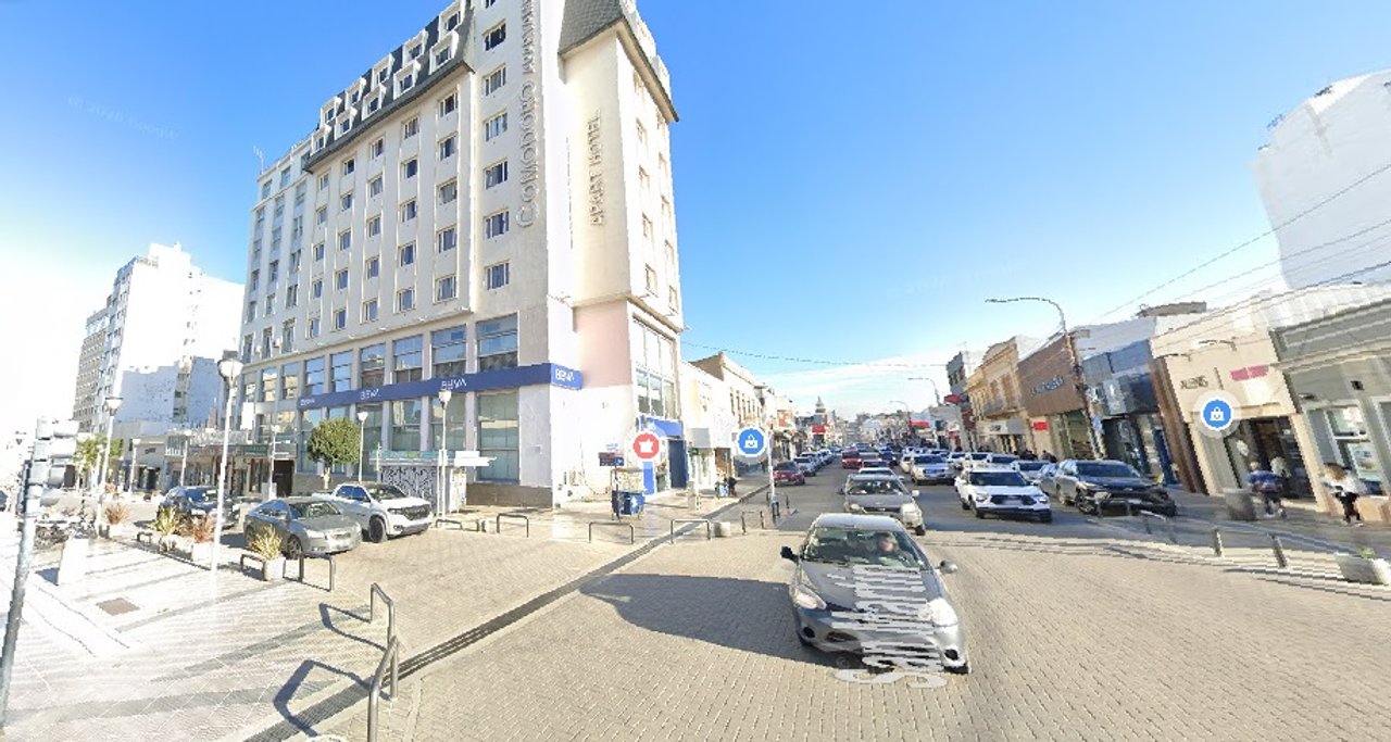 Un turista cayó por el hueco de una escalera de un hotel y murió