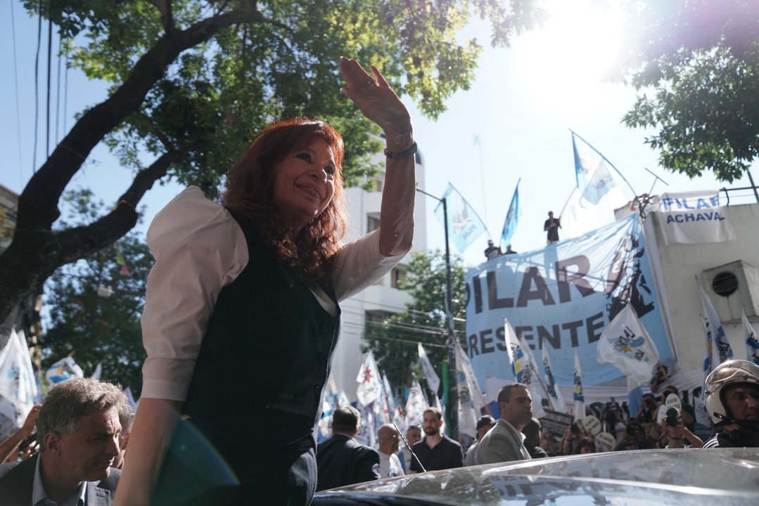 “No caminarás sola": furor en las redes por el video de CFK que publicó Máximo Kirchner