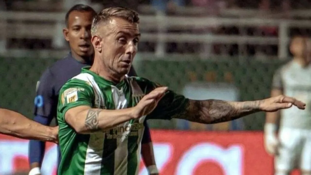 Quiso regalar una pelota a la tribuna en su presentación pero lo que pasó fue viral: qué futbolista argentino fue