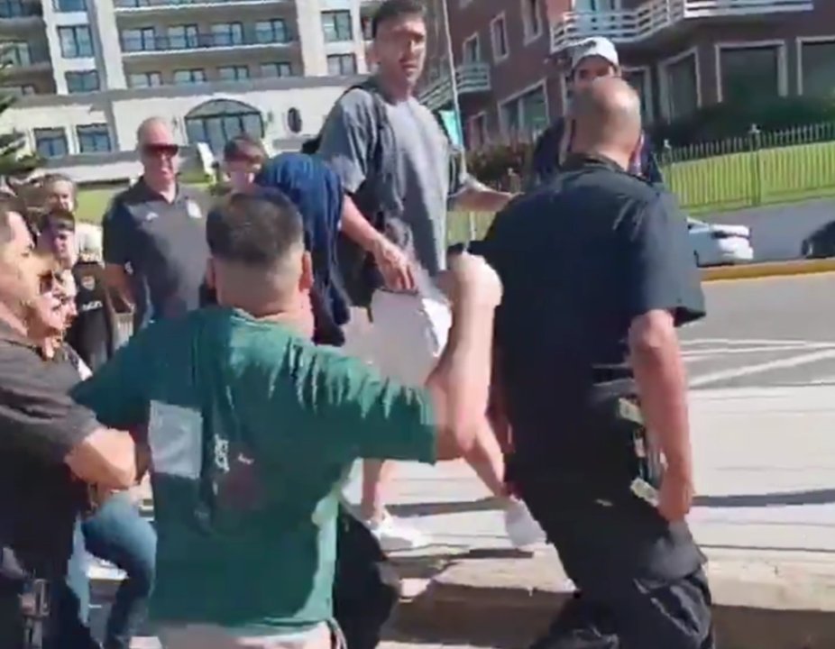 Violento episodio en Mar del Plata: viralizan video de fuerte piña a joven detenido por presunto robo