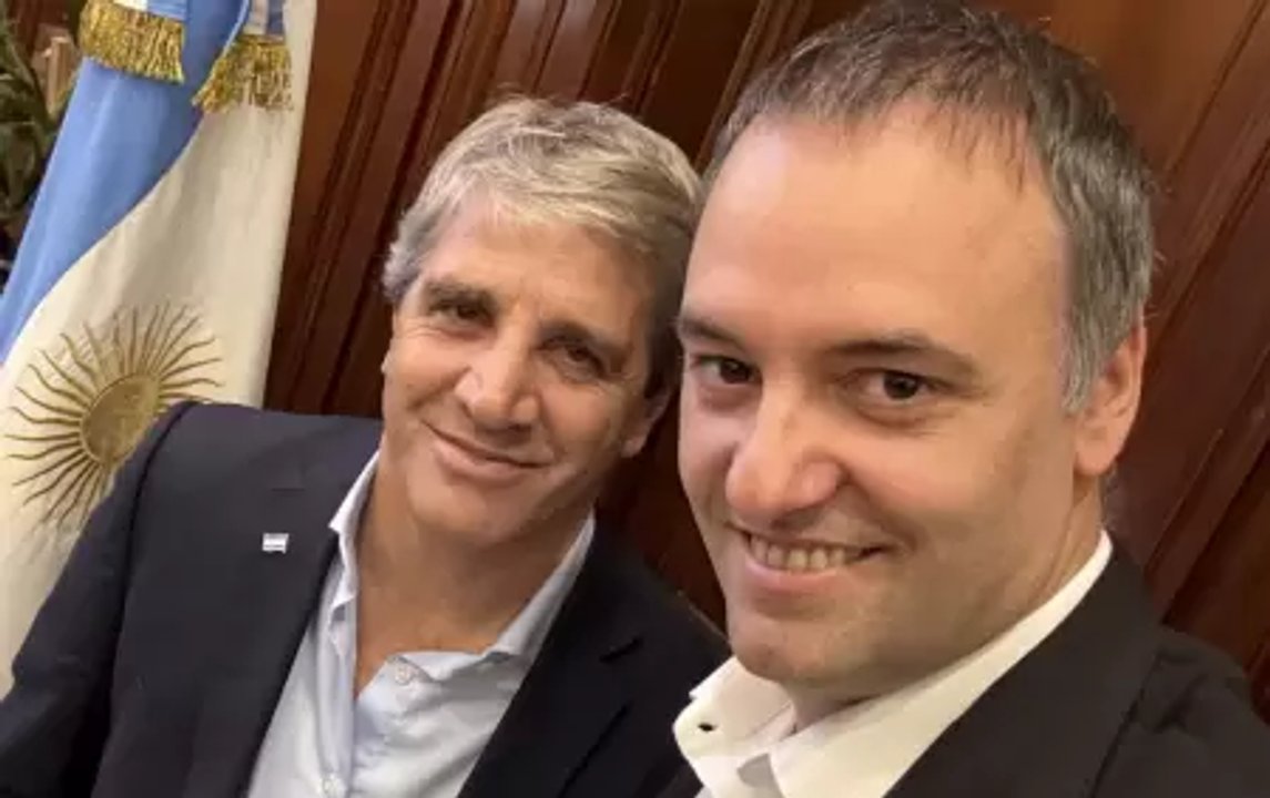 Adorni quiso celebrar un dato de Toto Caputo y las redes lo confirman como el enemigo público número uno