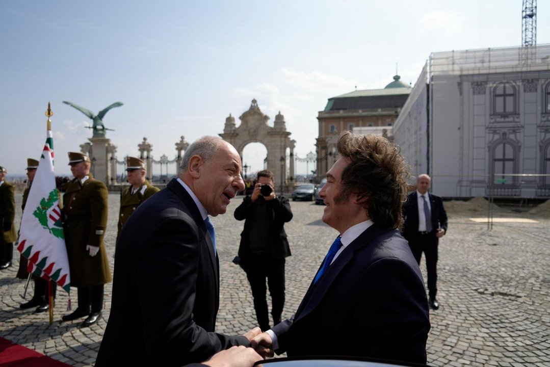 Javier Milei fue recibido por el presidente de Hungría, Tamás Sulyok