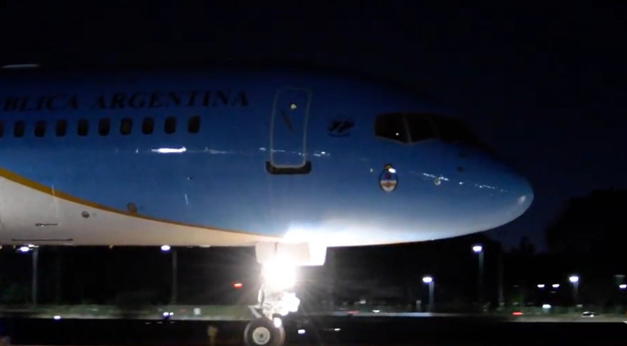 El presidente dejó atrás Canarias y llega mañana alrededor de las 10 a Aeroparque