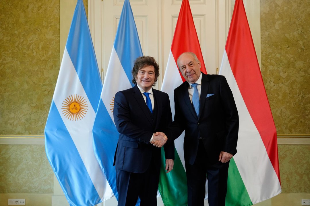 Milei regresó a Argentina desde Budapest y se dirige a Olivos
