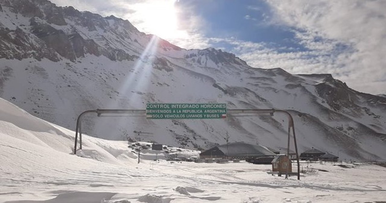 Mendoza: sigue cerrado el paso Cristo Redentor por un fuerte temporal de nieve en alta montaña