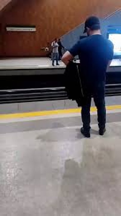 Boric en el llano: viralizan video del ex presidente chileno en el Metro de Santiago