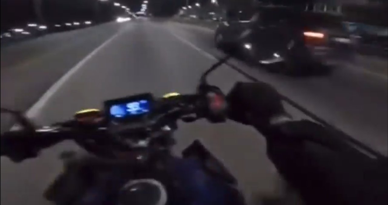 Locura total: brutal robo a un motociclista a 100 km/h en el Acceso Sudeste