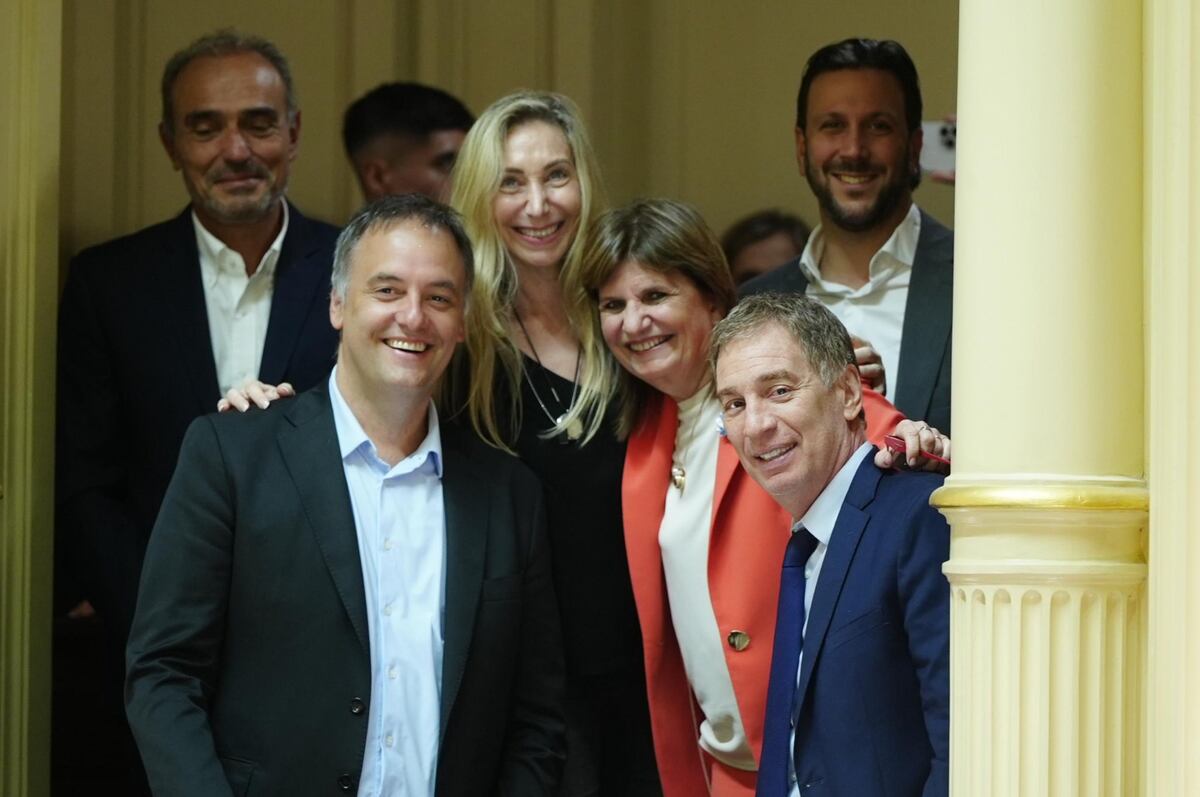 Escala la polémica por el viaje de Adorni con su esposa, y muchos piden que renuncie