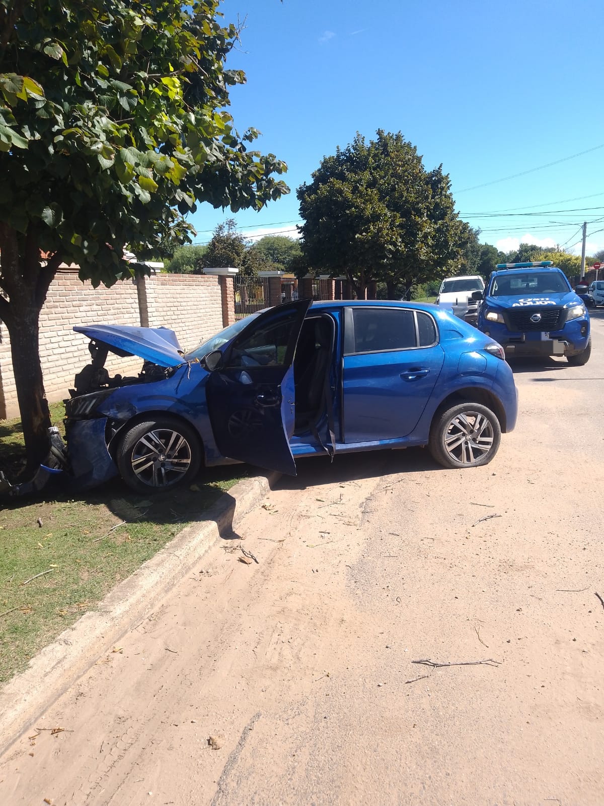 Jesús María: perdió el control y chocó una camioneta y un árbol.