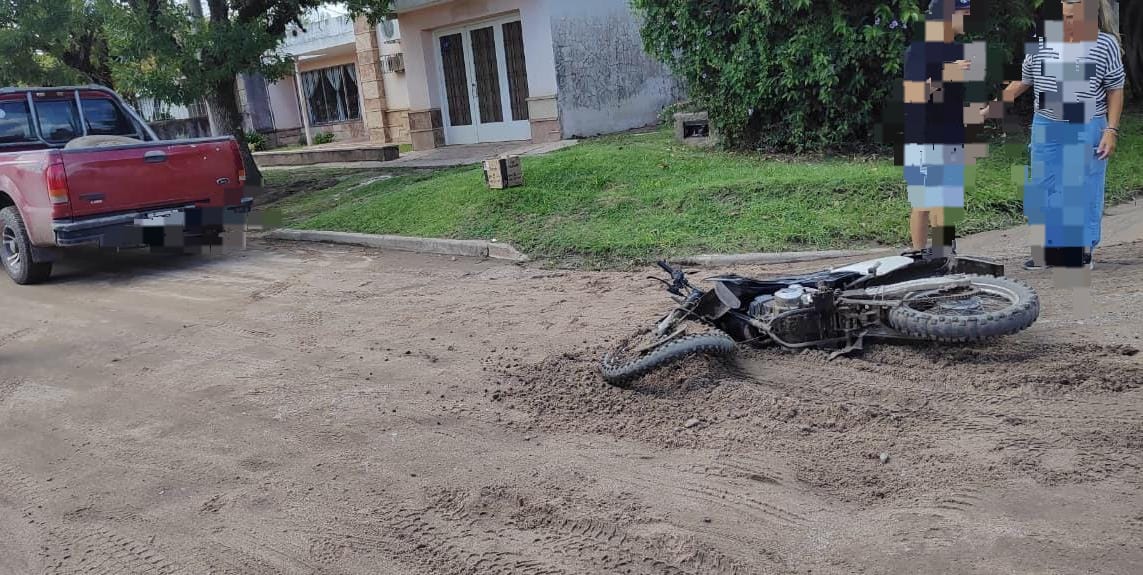 Colonia Caroya: iba en moto y chocó contra una  camioneta.
