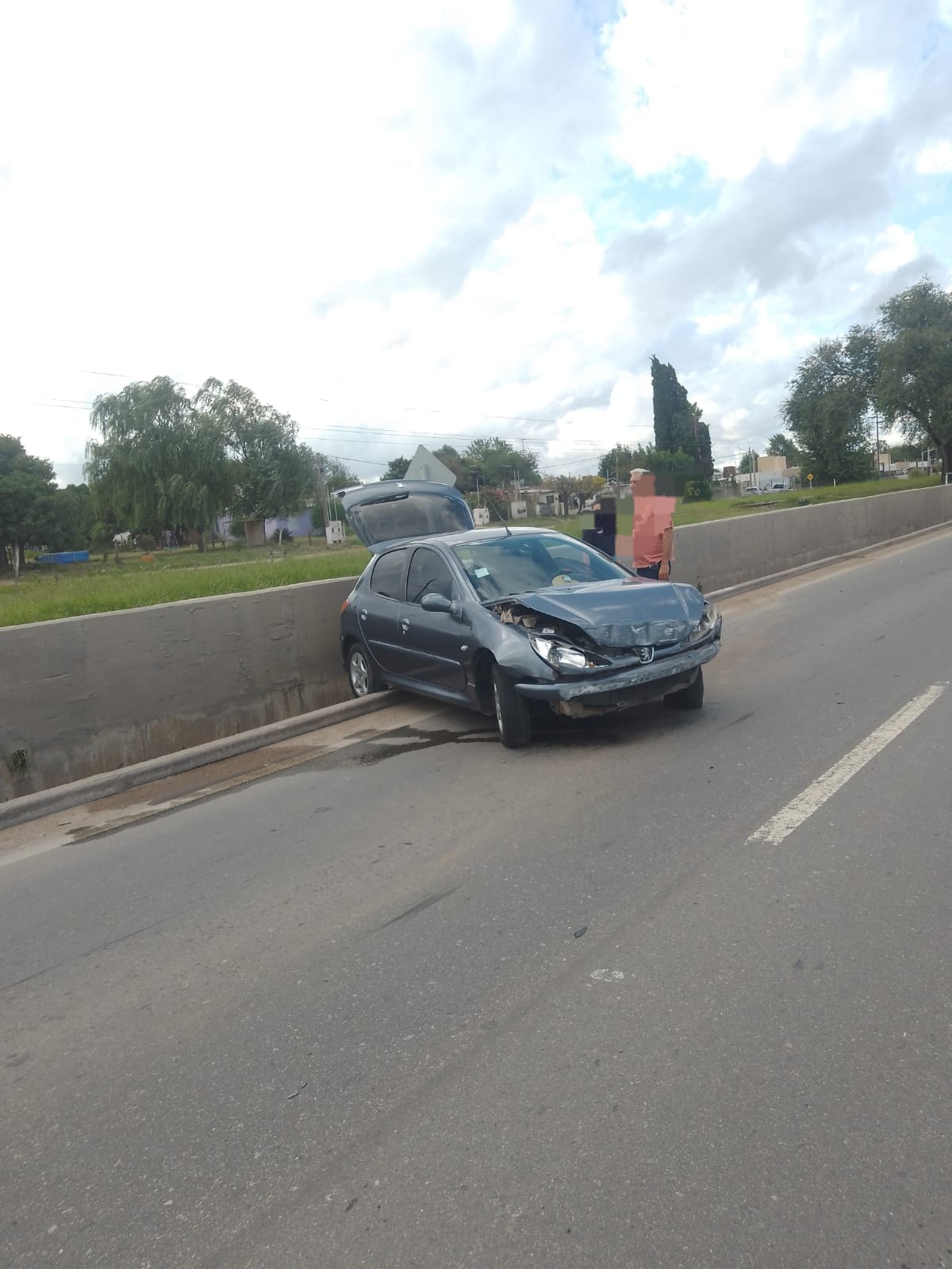 Colonia Caroya: Perdió el control y chocó contra el muro de contención